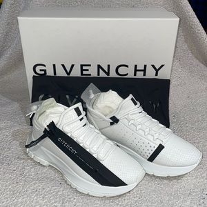 Givenchy “Spectre” Sneakers Color: White Size: 7 Includes Black dust covers